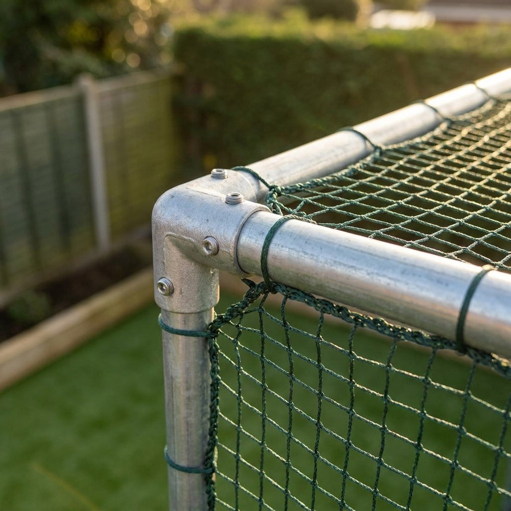 Illustration: 42mm galvanised steel corner joint and knotless net of the Pro golf cage